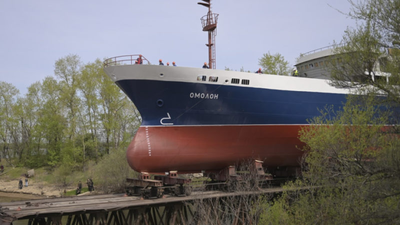 Спуск на воду первого краболовного судна состоялся сегодня на Хабаровском судостроительном заводе