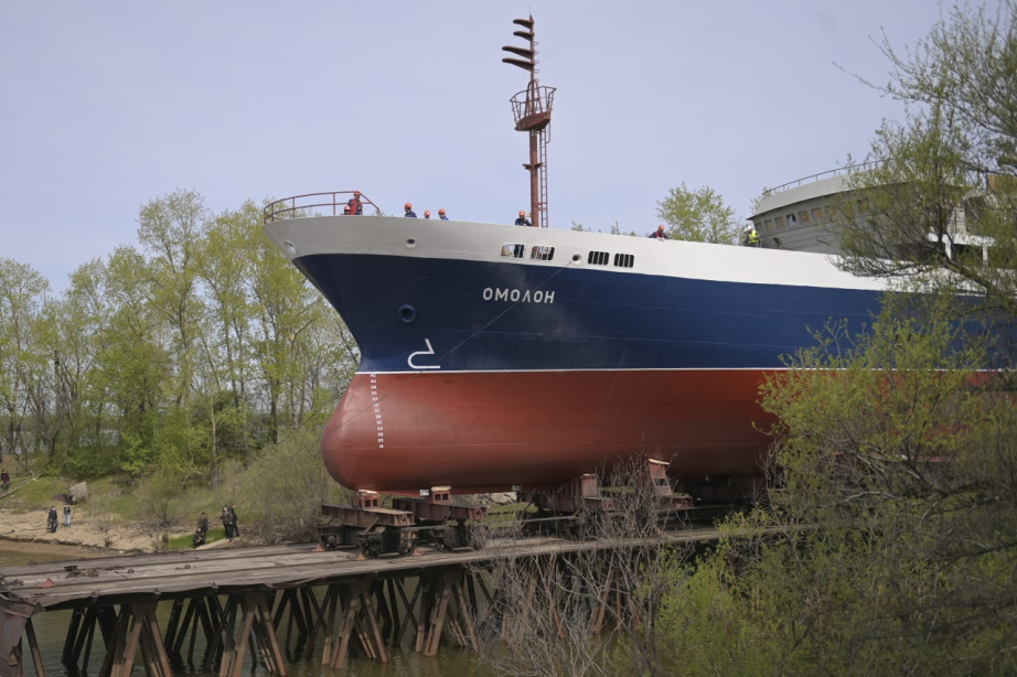 Спуск на воду первого краболовного судна состоялся сегодня на Хабаровском судостроительном заводе