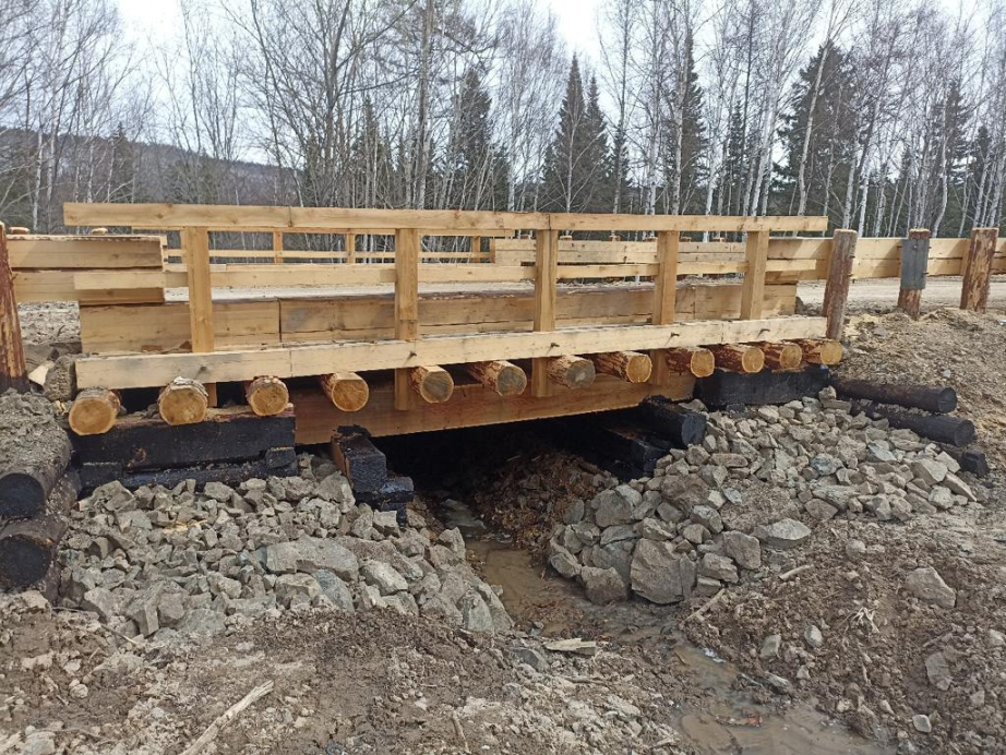 Два десятка аварийных мостов восстанавливают дорожники в районах края