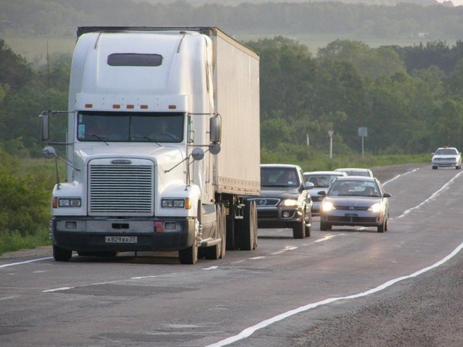 Весенние ограничения для движения большегрузов введут на дорогах региона