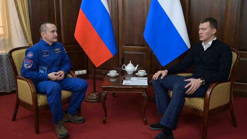 Михаил Дегтярев встретился с хабаровским космонавтом Петром Дубровым